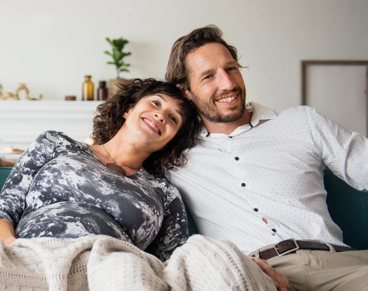 Pareja disfrutando en casa, usuarios de Libre Salud
