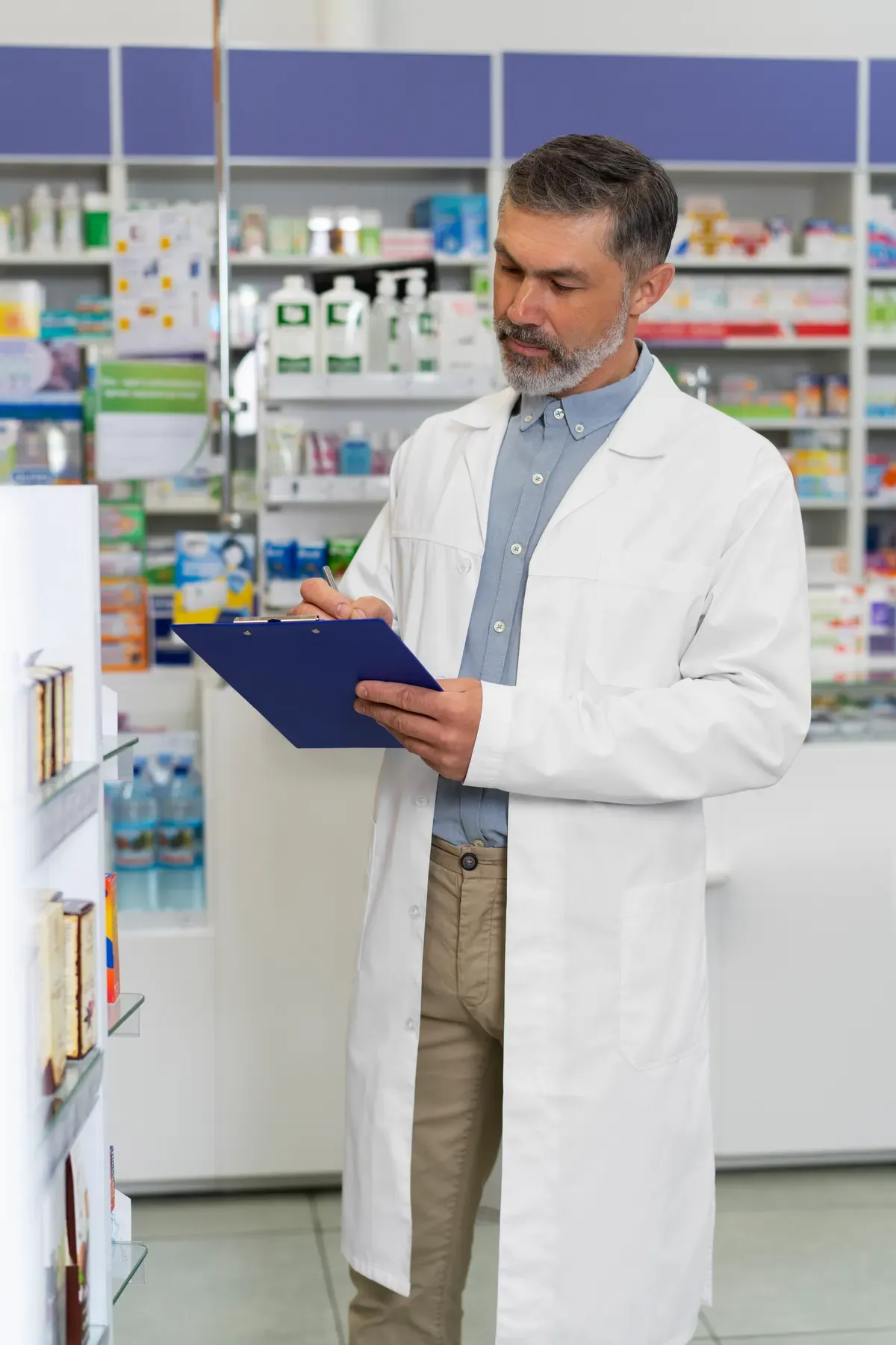 Farmacéutico profesional atendiendo en su comercio de salud